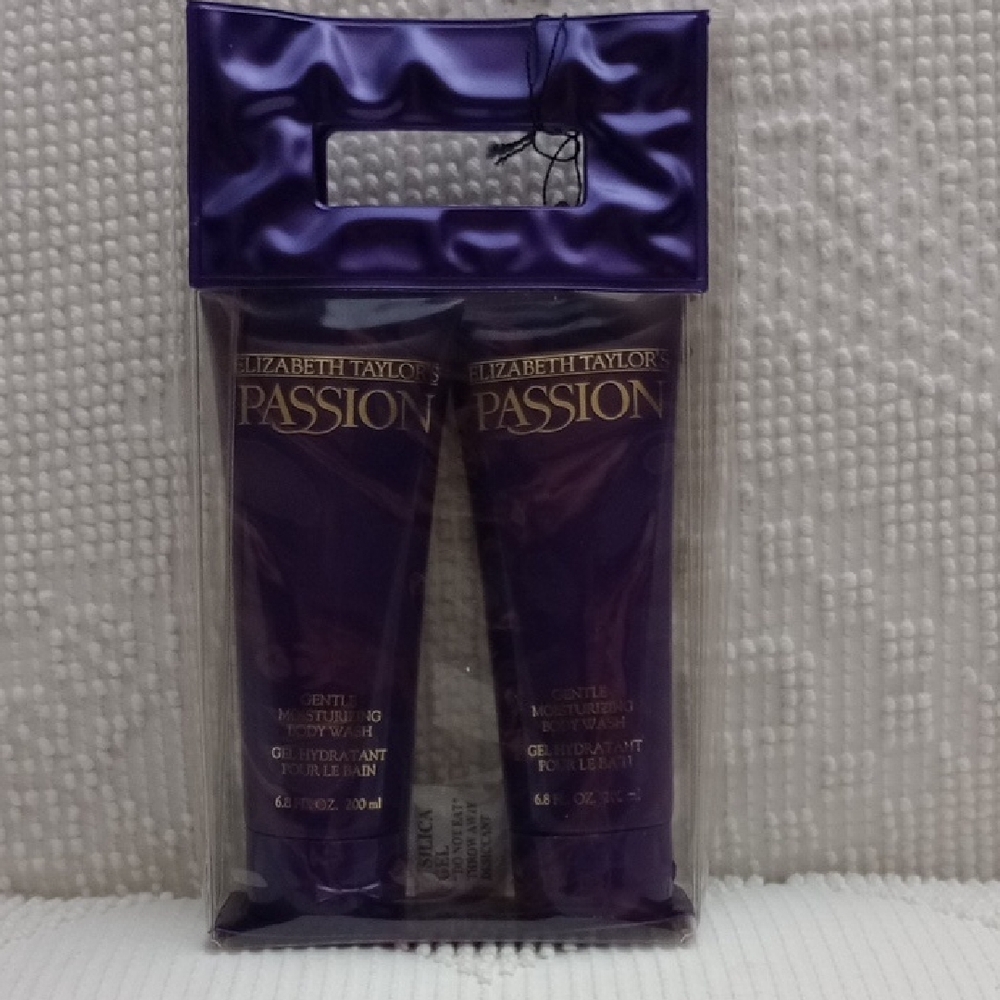 Elizabeth Taylor Purple Passion Skincare Cleanser & Exfoliant Set